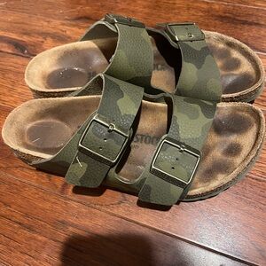 Birkenstock Arizona size 7 Camo